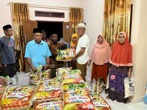 Pemdes Moloku Salurkan Bantuan Beras kepada 141 Keluarga